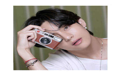 V BTS Pakai Pakaian Mencolok di Fanmeeting Choi Woo Shik, Fans: Harga Outfinya Ratusan Juta!