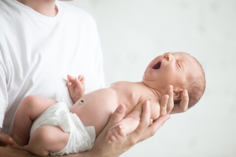 Cara Menggendong Bayi Baru Lahir Yang Benar, Ibu Muda Harus Tahu!