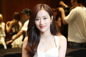 7 Fakta Lee Naeun, Member APRIL yang Terjerat Kasus Perundungan