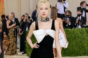 4 Foto Rose BLACKPINK Saat Hadiri Met Gala 2021, Kece Abis!