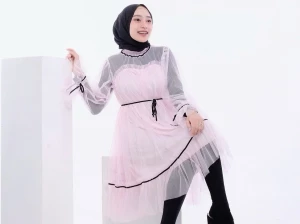 6 Inspirasi Warna Jilbab yang Cocok dengan Dress Warna Pink