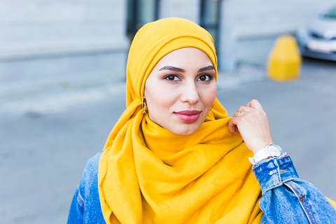 7 Tips Mengenakan Hijab Untuk Wajah Lonjong, Simple Dan Menawan!