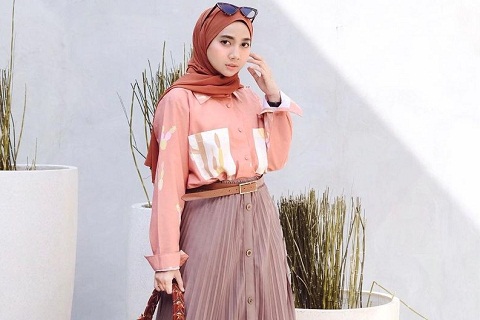 7 Inspirasi Warna Hijab Yang Cocok Untuk Baju Warna Pink Peach