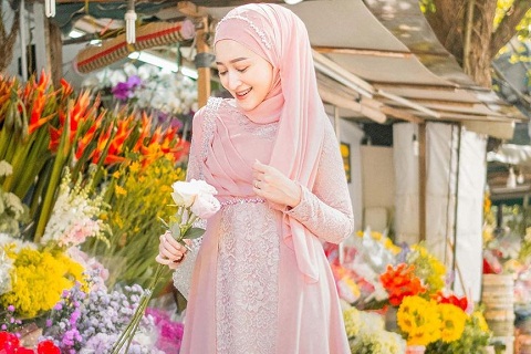 7 Warna Jilbab Yang Cocok Dipadukan Dengan Gamis Warna Pink