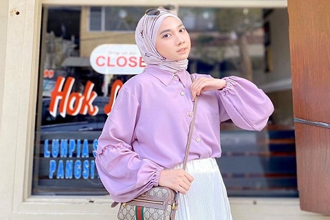 Inspirasi 8 Warna Jilbab Yang Cocok Dengan Baju Warna Lilac, Stylish!