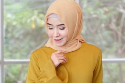 Inspirasi 10 Warna Jilbab yang Cocok Dipadukan dengan Baju Kuning