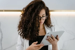 Jangan Sedih, Berikut 4 Pesona Menggoda Wanita Rambut Ikal