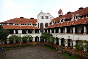 Terbalut Misteri, Mengulik Sejarah 6 Gedung Tua Angker di Indonesia